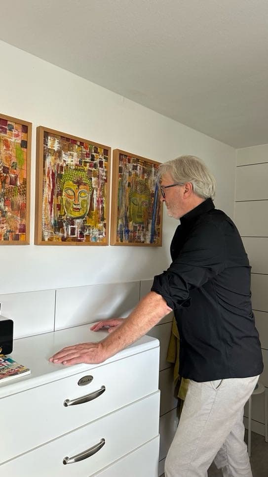 Mitsch Schulz vor den drei Buddha-Werken