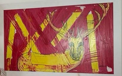 Gemälde: gelbe Diagonalen und ein skizzierter Hirschkopf auf tiefrotem Grund