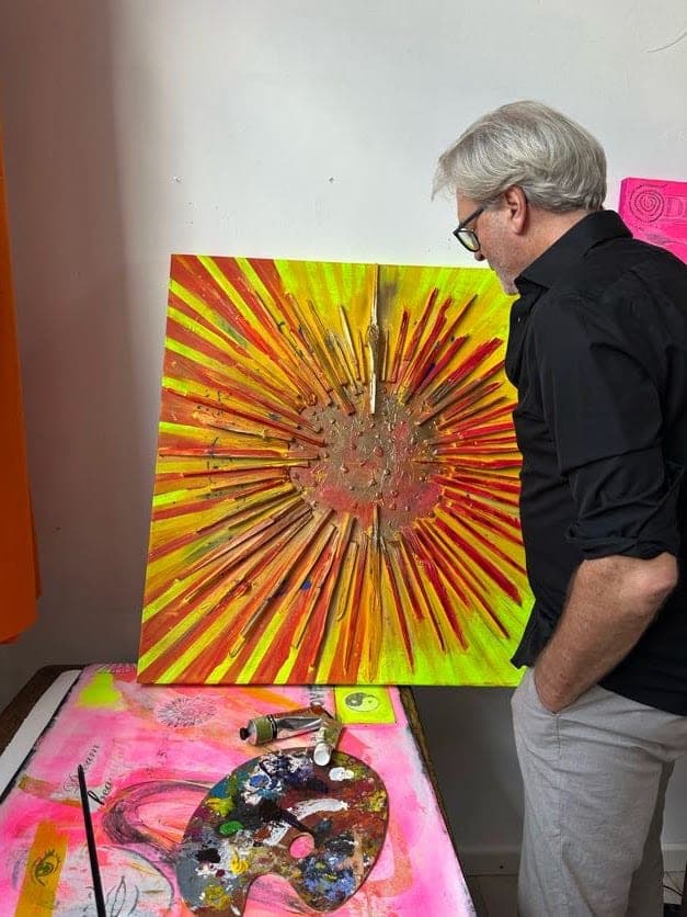 Mitsch Schulz neben dem Strahlenbild im Atelier
