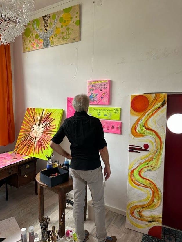 Mitsch Schulz im Atelier, rechts das hohe Paneel mit der Welle