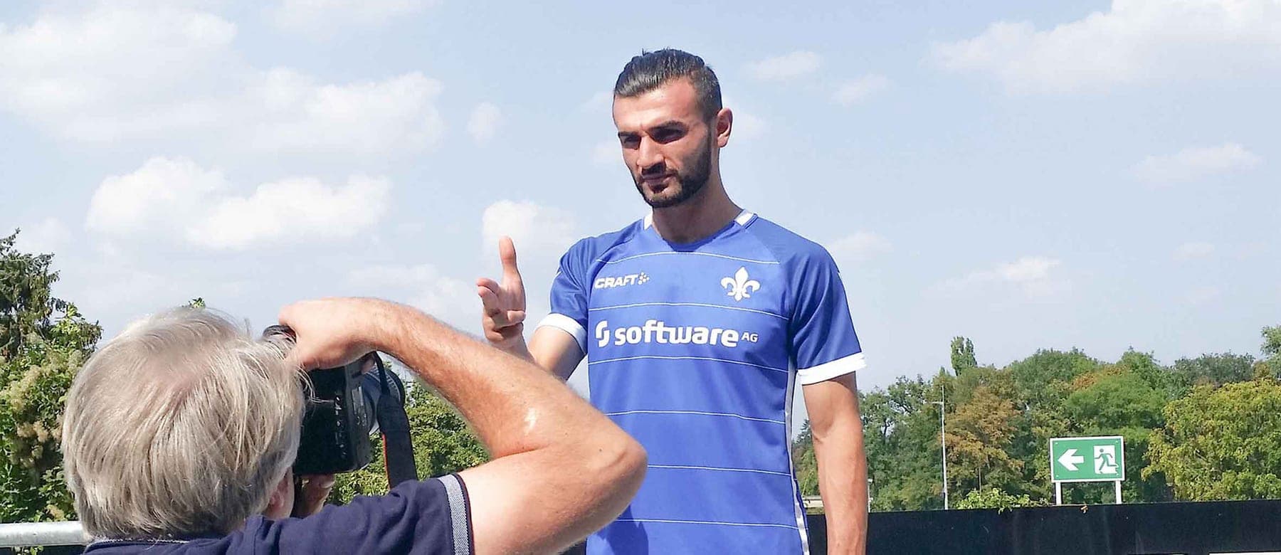 Ein Spieler im Lilien-Trikot posiert mit erhobenem Daumen für Mitschs Kamera