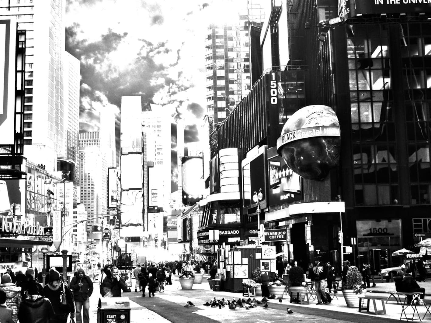 Schwarzweiß-Fotografie: Häuserschluchten und Leuchtreklamen in New York