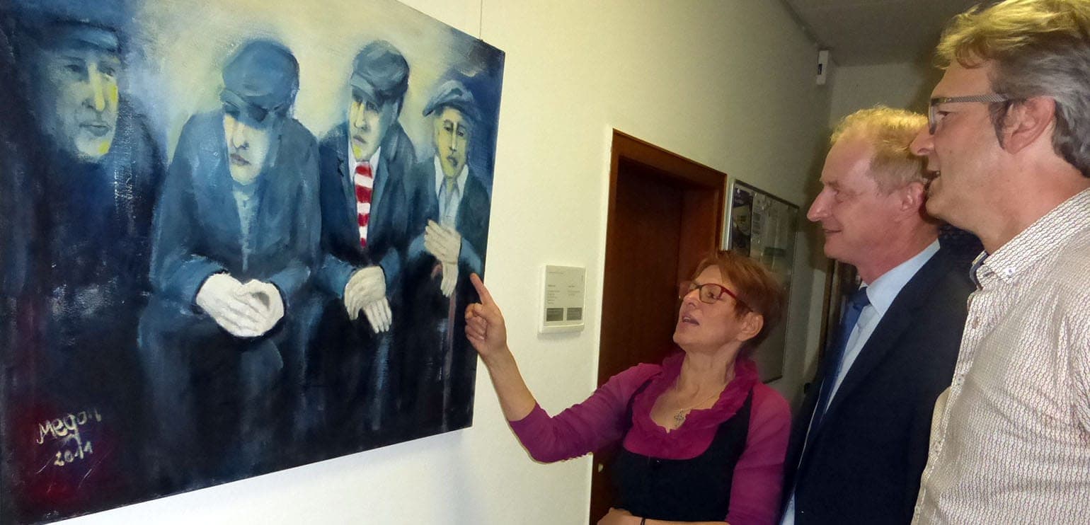 Besucher vor einem großen blauen Gemälde von Meggie Henschke